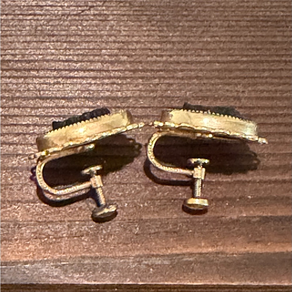 Vintage Elegant Gold and Black Cameo Screw Back Earrings - Picture 8 of 8